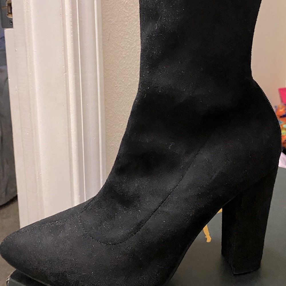 Women’s suede ankle boots size 7 in BLK.